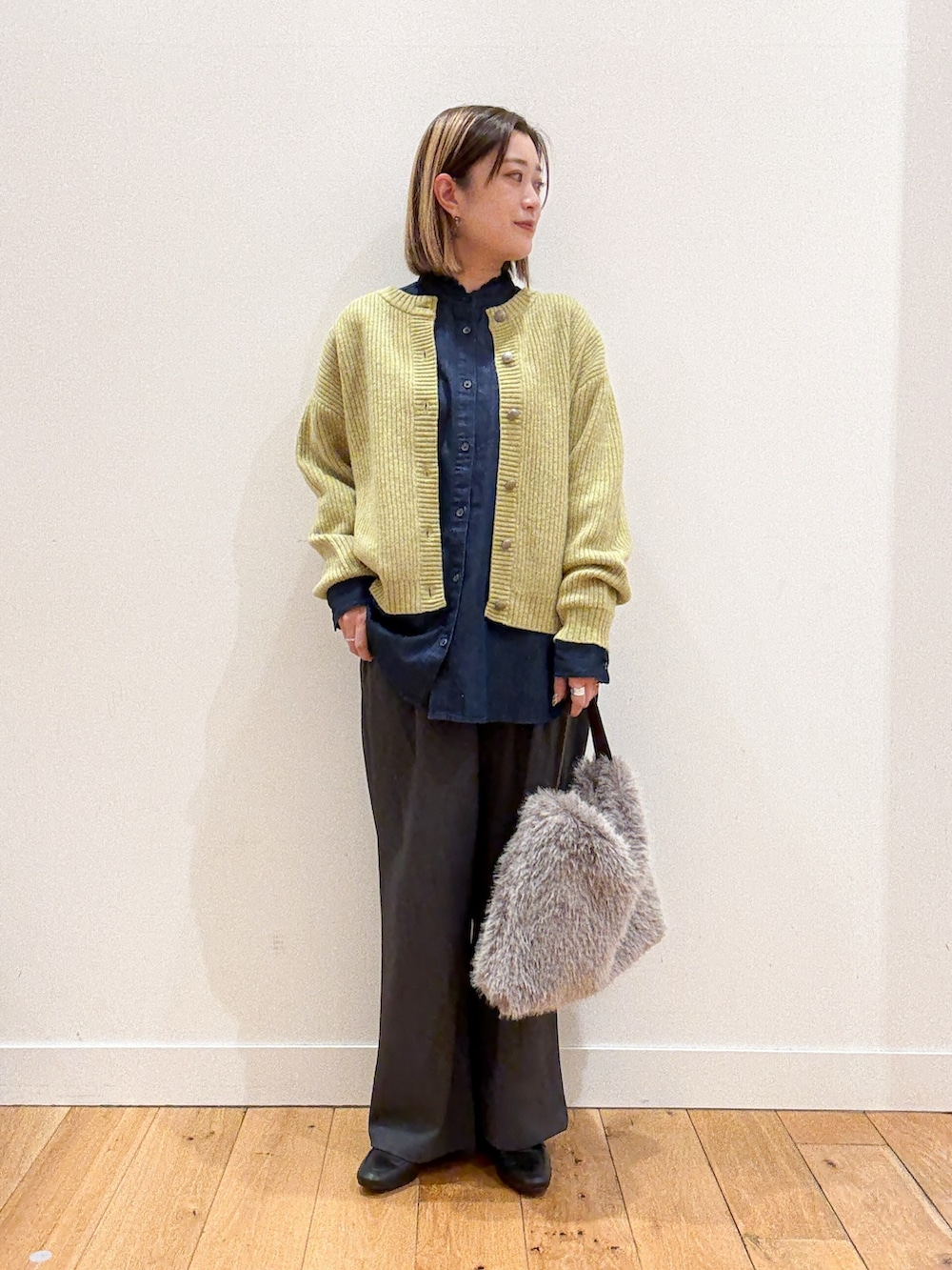 ブルー系のシャツ/ブラウス、グリーン系のカーディガン/ボレロ、グレー系のその他パンツを着用したレディースの秋コーディネートの5枚目の写真