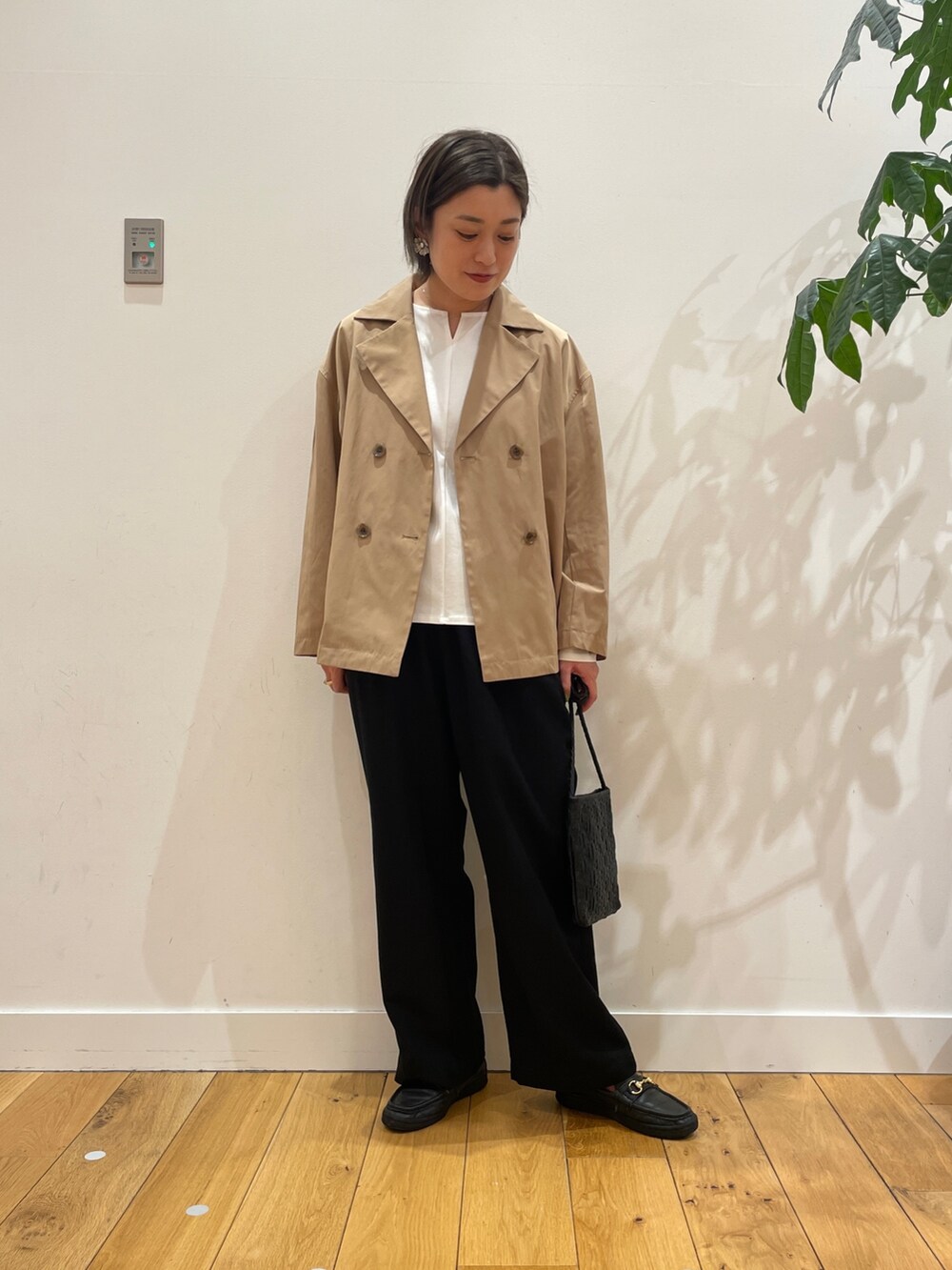 ホワイト系のTシャツ/カットソー、ベージュ系のその他アウター、ブラック系のその他パンツを着用したレディースの春コーディネートの4枚目の写真