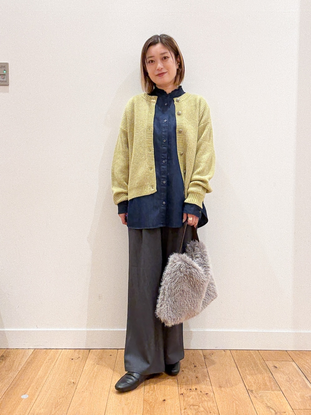 ブルー系のシャツ/ブラウス、グリーン系のカーディガン/ボレロ、グレー系のその他パンツを着用したレディースの秋コーディネートの3枚目の写真