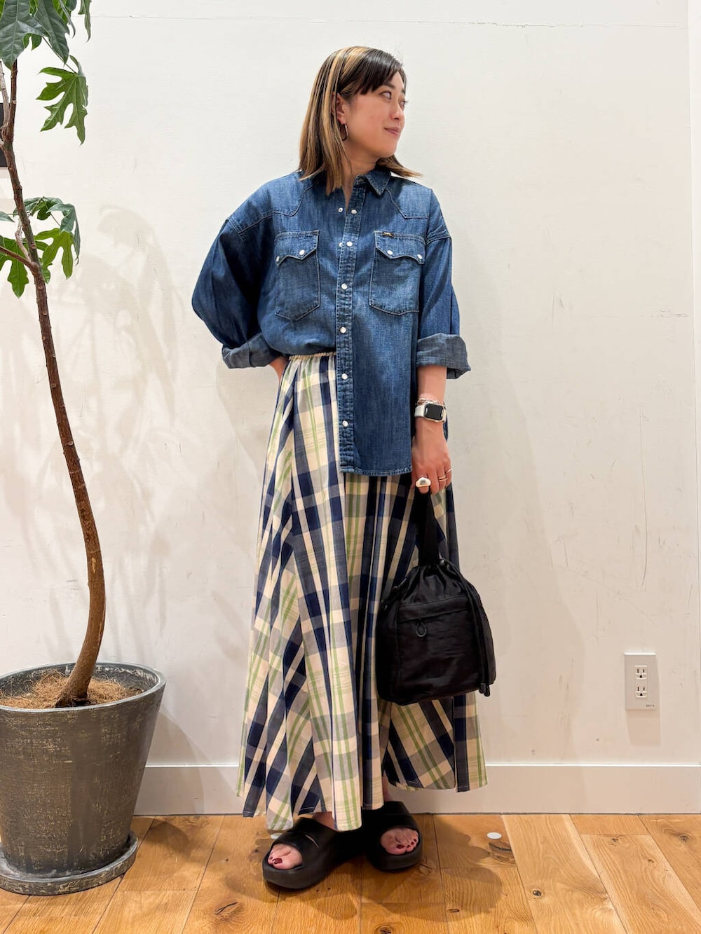 「lee、デニム、カジュアル、別注、SonnyLabel、旅行コーデ、ブルベ夏、骨格ナチュラル、ここでしか手に入らない別注アイテム、ナチュラル×ブルベ夏、シャツが主役の夏コーデ」｜「EKALのTINY GARDEN PRODUCTS　ストロール2WAYバッグ（ショルダーバッグ、ブラック系）」を使った、すぎやまめぐみさん（レディース・163cm）の夏コーディネートの4枚目の写真