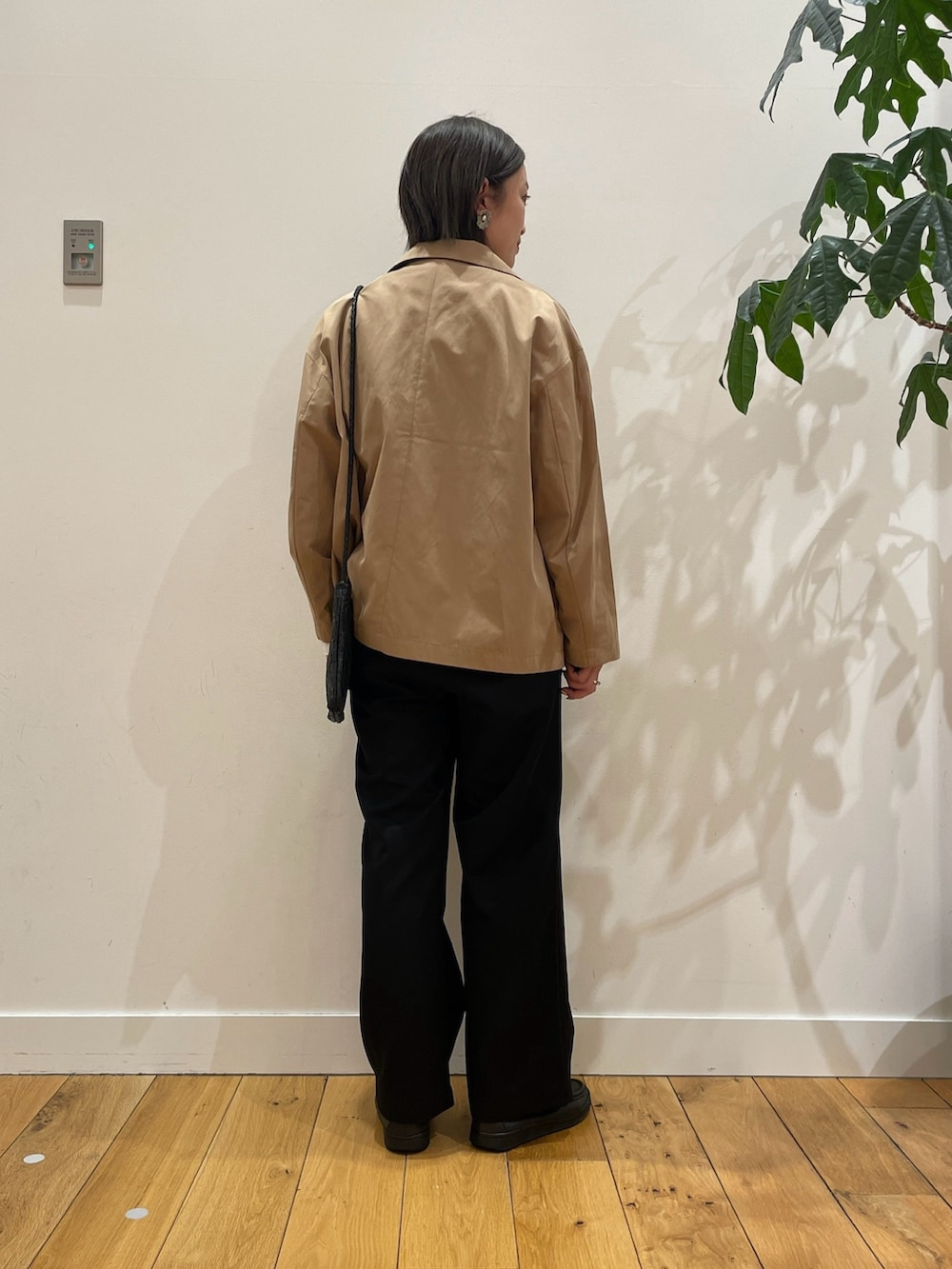 ホワイト系のTシャツ/カットソー、ベージュ系のその他アウター、ブラック系のその他パンツを着用したレディースの春コーディネートの3枚目の写真