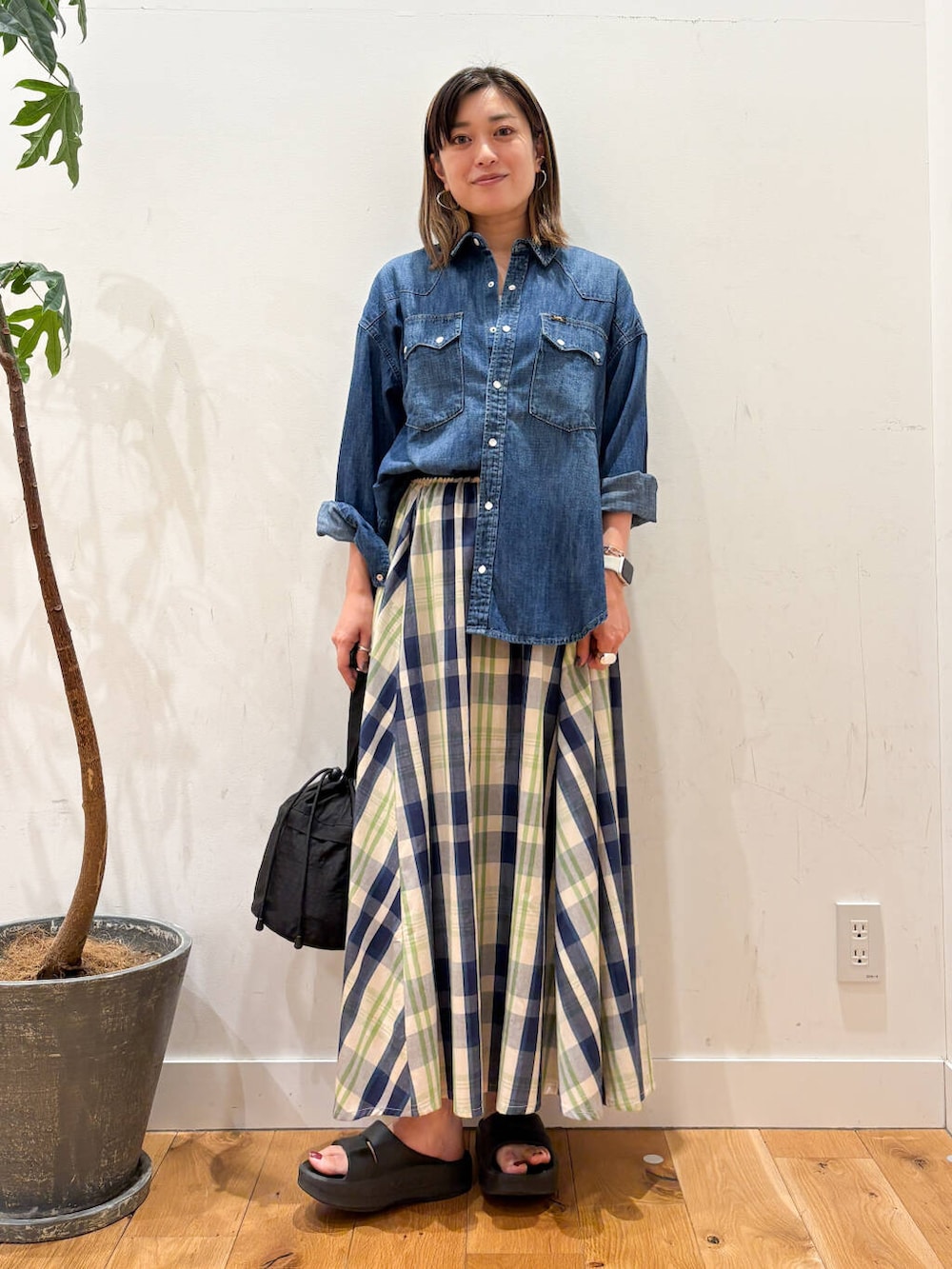 「lee、デニム、カジュアル、別注、SonnyLabel、旅行コーデ、ブルベ夏、骨格ナチュラル、ここでしか手に入らない別注アイテム、ナチュラル×ブルベ夏、シャツが主役の夏コーデ」｜「EKALのTINY GARDEN PRODUCTS　ストロール2WAYバッグ（ショルダーバッグ、ブラック系）」を使った、すぎやまめぐみさん（レディース・163cm）の夏コーディネートの5枚目の写真