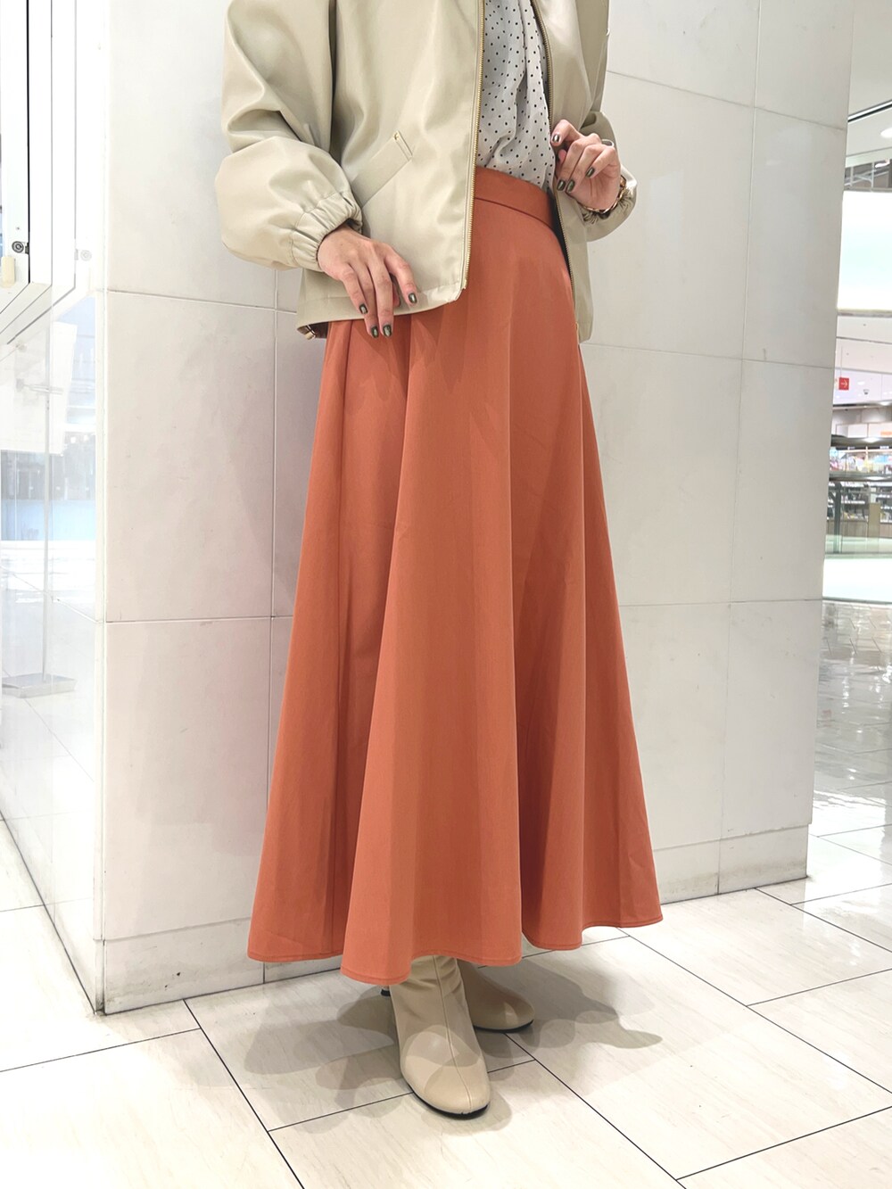 グレー系のブルゾン、ホワイト系のシャツ/ブラウス、ピンク系のスカートを着用したレディースの秋コーディネートの3枚目の写真