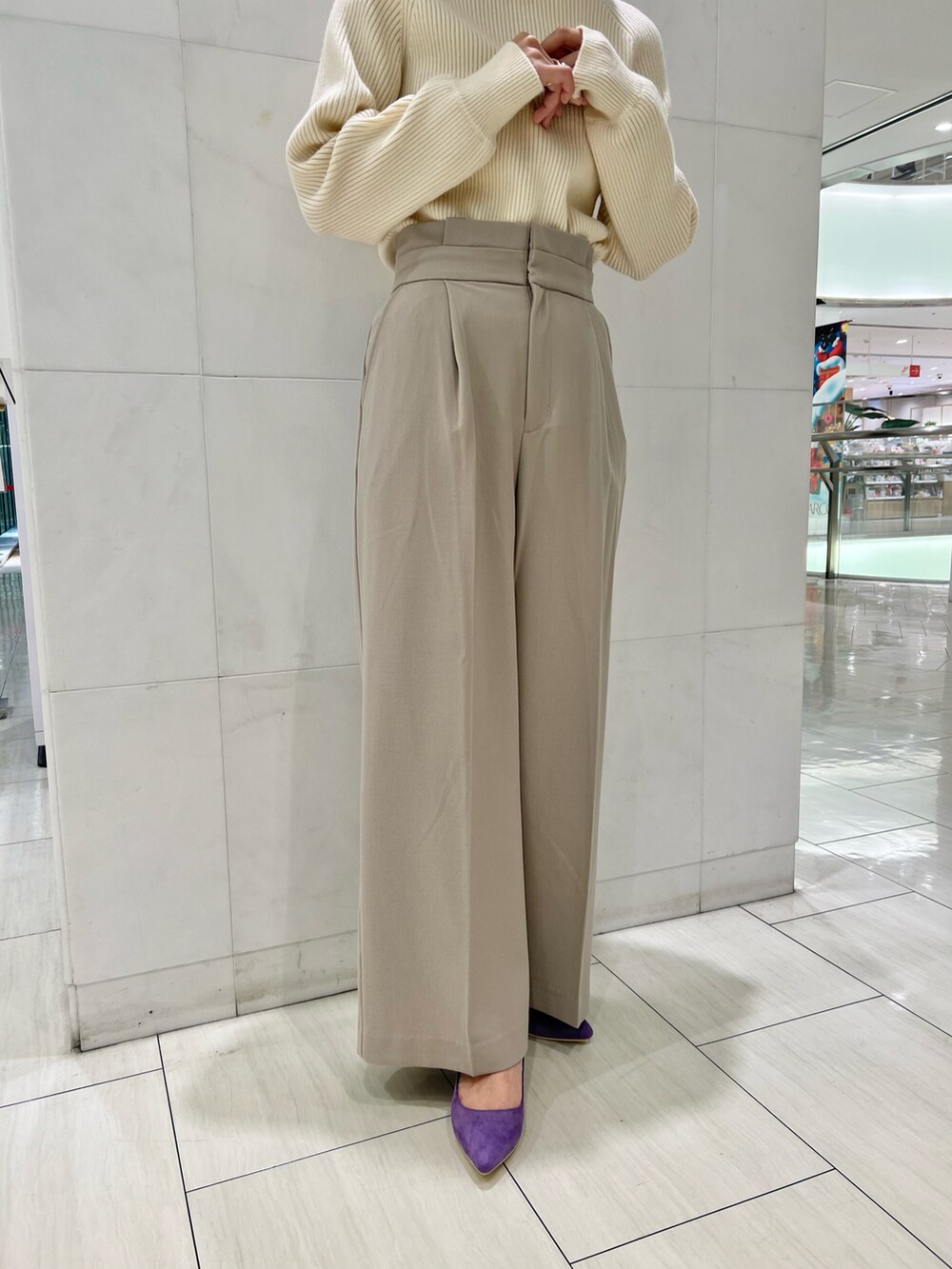 ホワイト系のニット/セーター、ベージュ系のその他パンツ、パープル系のパンプスを着用したレディースの冬コーディネートの3枚目の写真