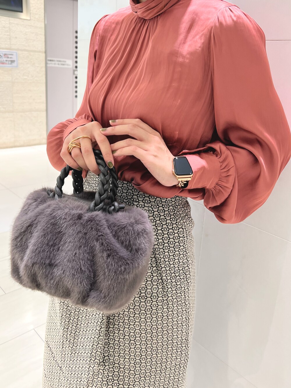 ピンク系のシャツ/ブラウス、ホワイト系のスカート、グレー系のハンドバッグを着用したレディースの秋コーディネートの2枚目の写真