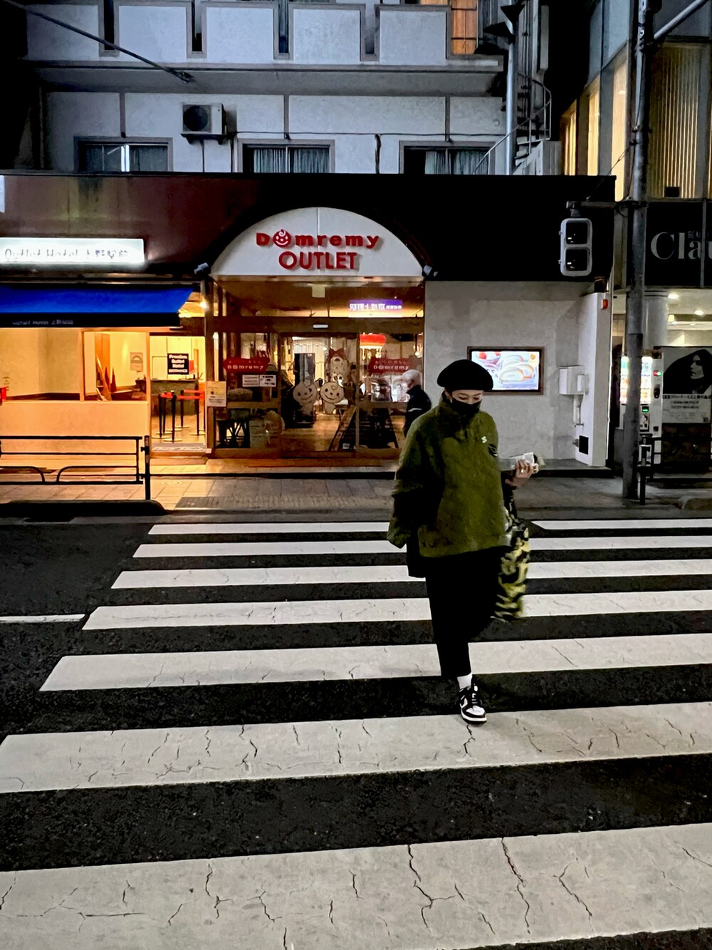 シルバー系のネックレスを着用したレディースの冬コーディネートの2枚目の写真