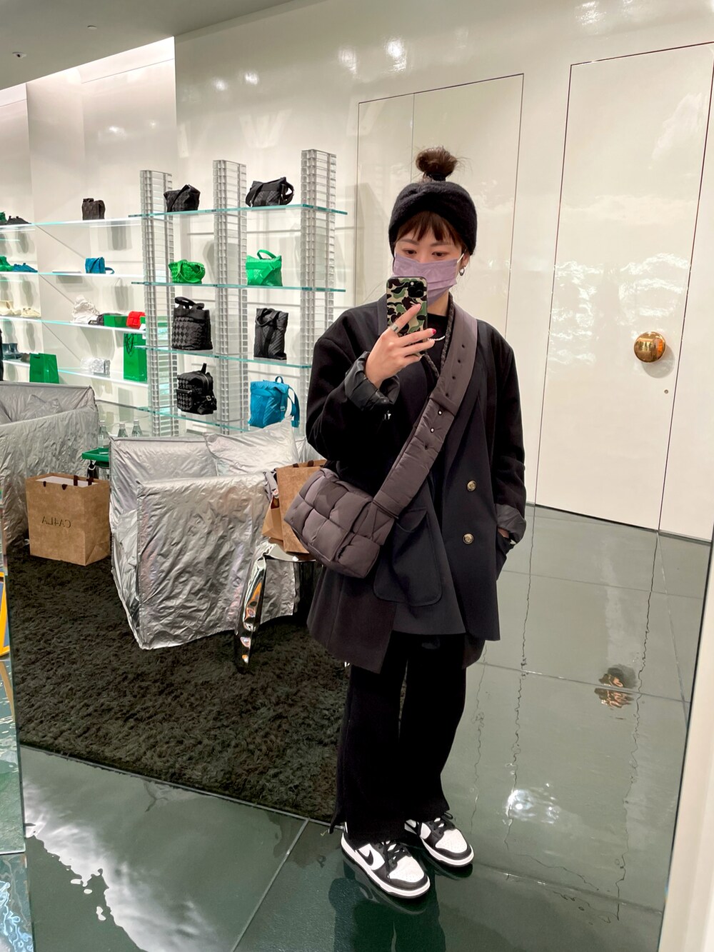 ブラック系のバッグを着用したレディースの冬コーディネートの2枚目の写真