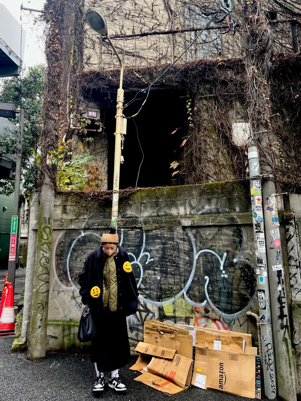 ブラック系のジャケット/アウターを着用したレディースの冬コーディネートの2枚目の写真