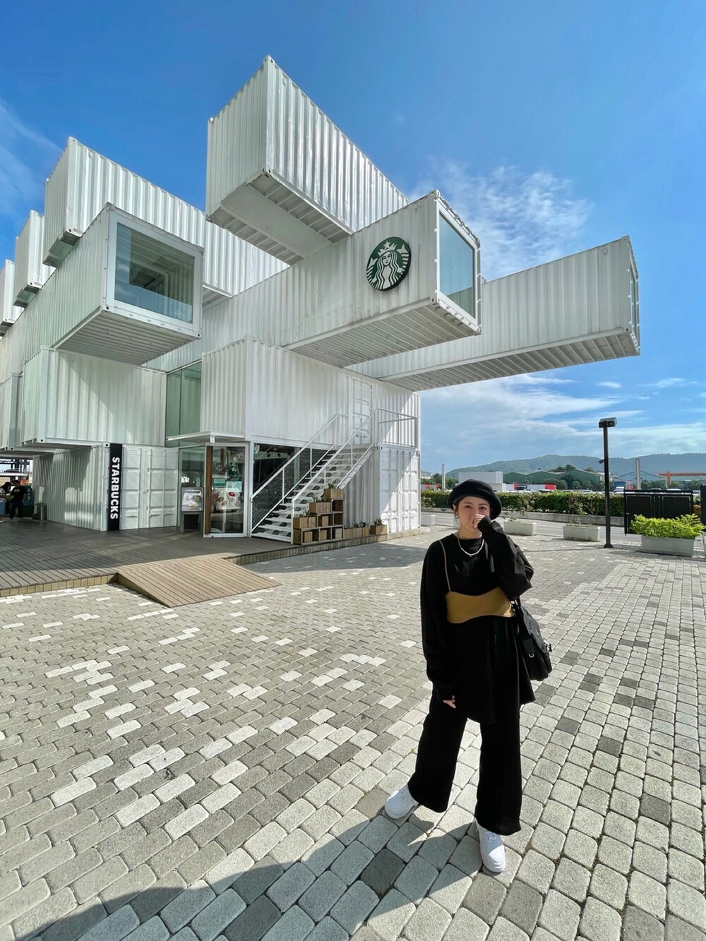 ホワイト系のスニーカーを着用したレディースの冬コーディネートの2枚目の写真