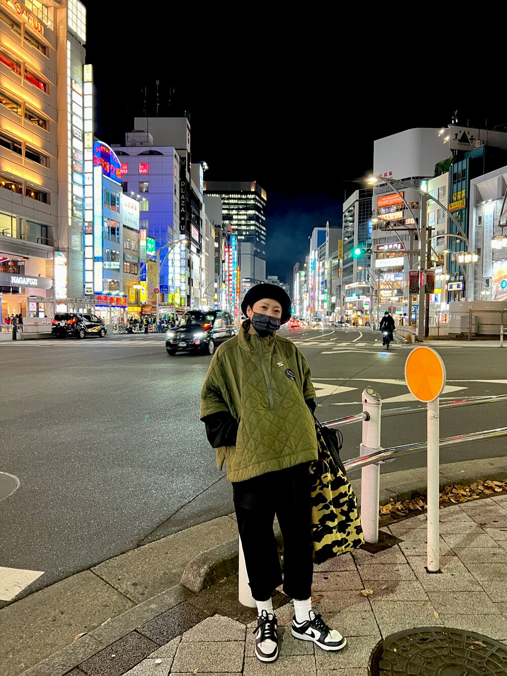 シルバー系のネックレスを着用したレディースの冬コーディネートの3枚目の写真