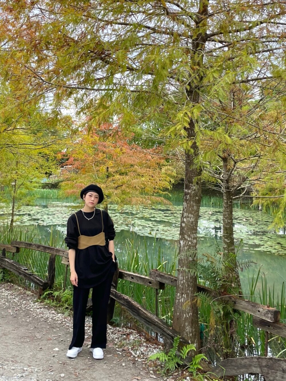 ホワイト系のスニーカーを着用したレディースの冬コーディネートの3枚目の写真