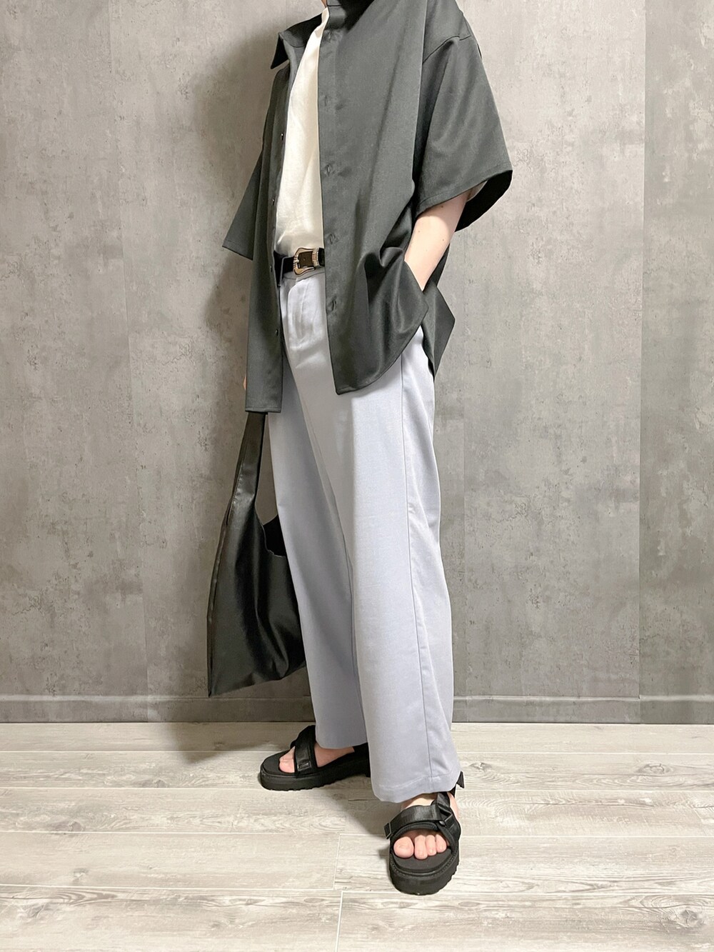 グレー系のスラックス、グレー系のシャツ/ブラウス、ホワイト系のTシャツ/カットソーを着用したメンズの春コーディネートの2枚目の写真