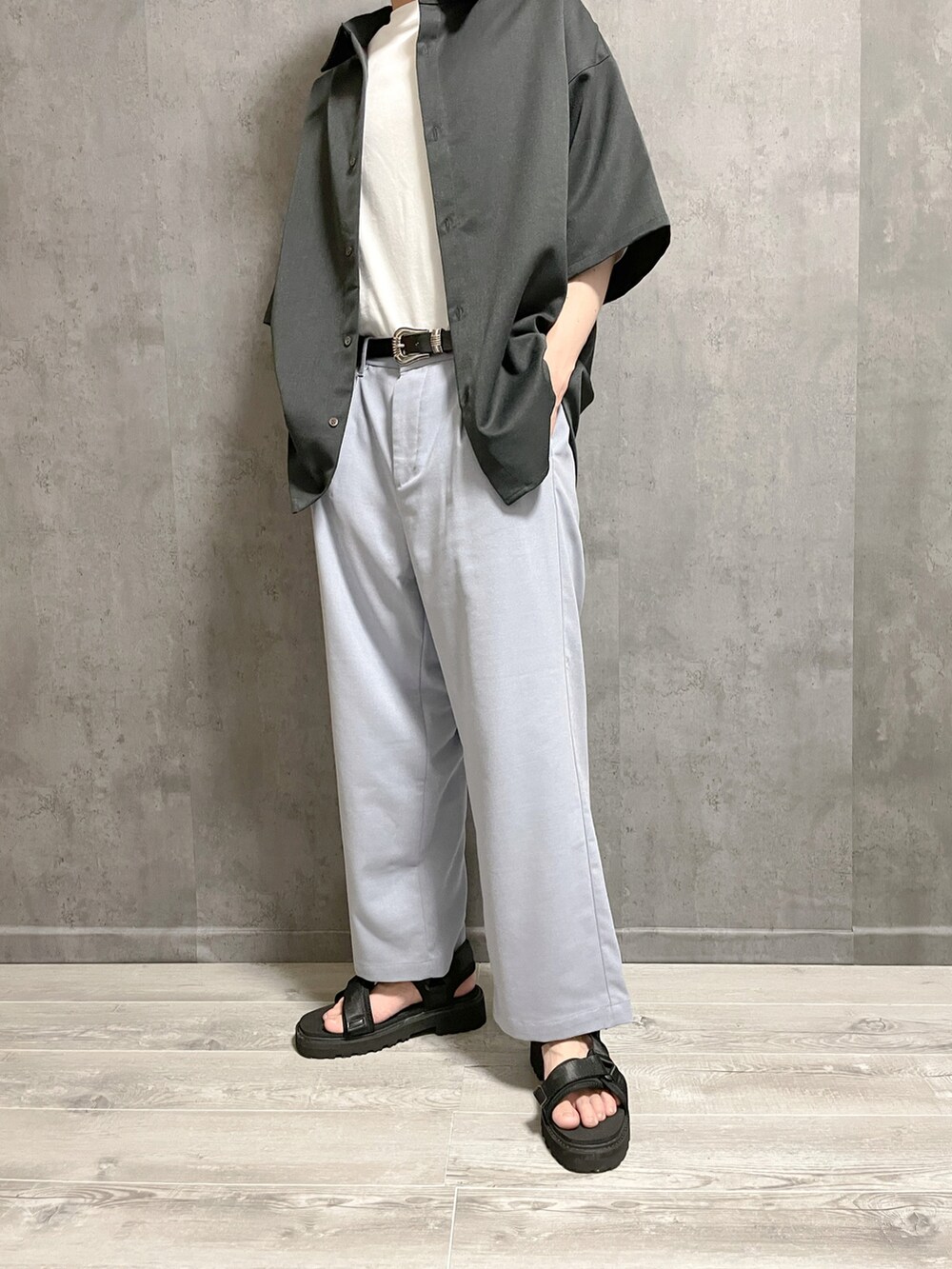 グレー系のスラックス、グレー系のシャツ/ブラウス、ホワイト系のTシャツ/カットソーを着用したメンズの春コーディネートの3枚目の写真