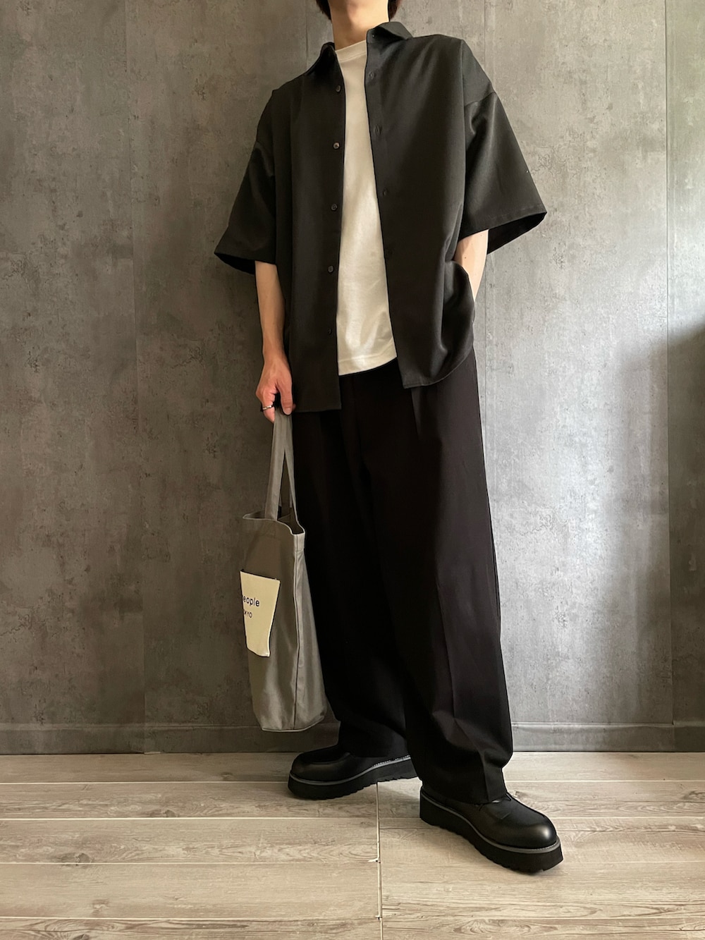 ホワイト系のTシャツ/カットソー、グレー系のシャツ/ブラウス、ブラック系のその他パンツを着用したメンズの夏コーディネートの2枚目の写真