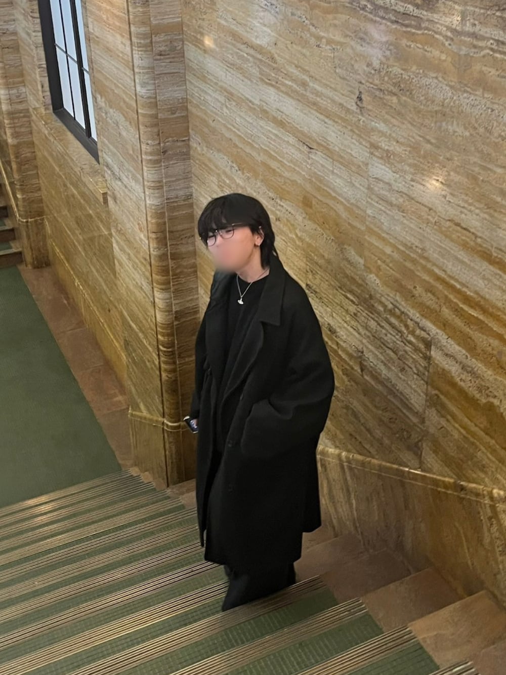 ブラック系のトートバッグ、ブラック系のトレンチコート、ブラック系のその他パンツを着用したメンズの冬コーディネートの2枚目の写真