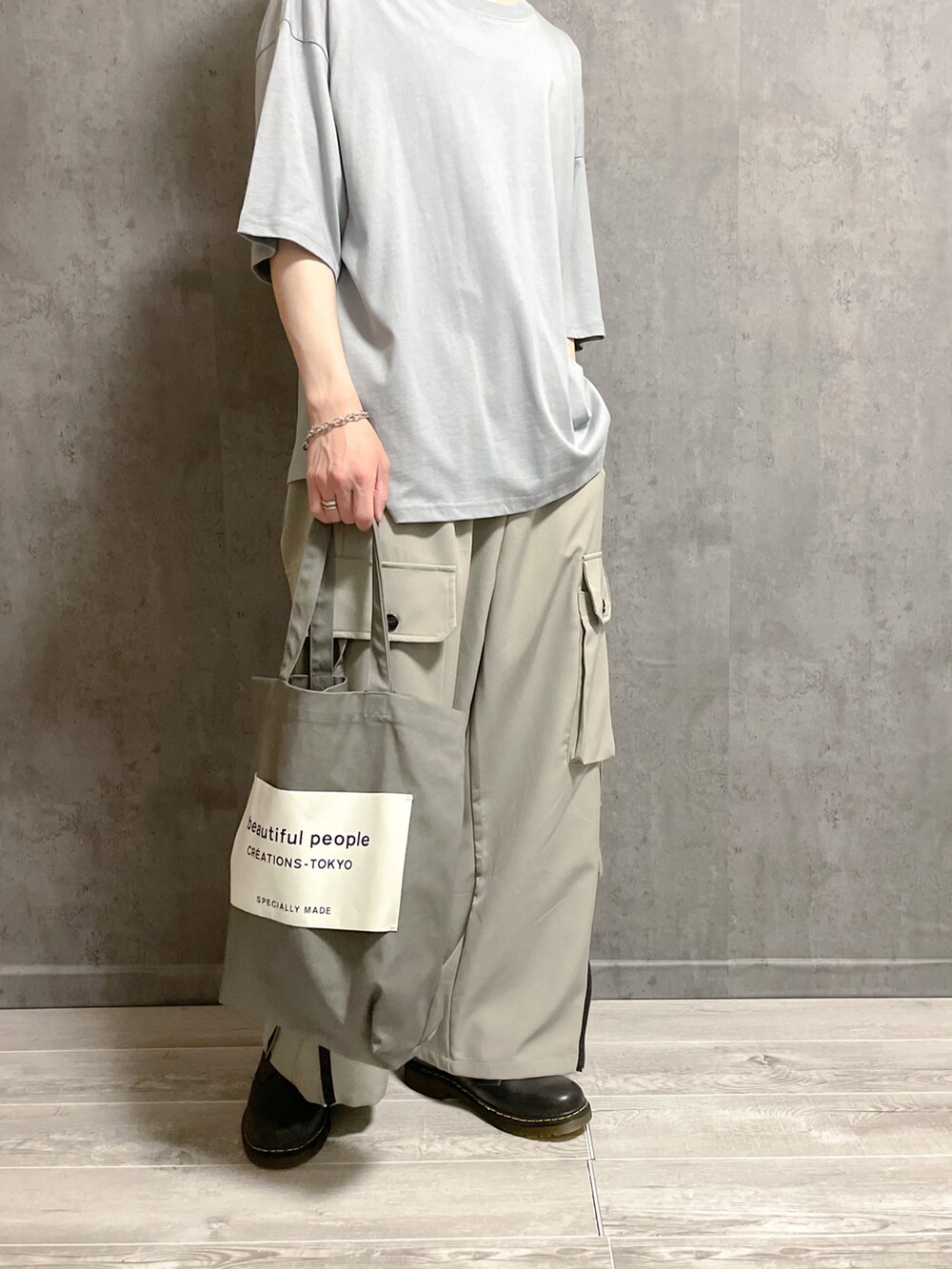 「きれいめカジュアル、休日スタイル、カジュアル、夏コーデ、低身長、いいね、save、フォローお願いします🤑、革靴、Tシャツ、シンプル、ootd、スラックス、シンプルコーデ、モード、大学生、おしゃれさんと繋がりたい」｜「CASPER JOHNの【UPCYCLED TEXTILE】Clean the sea T-shirts/海を綺麗にするTシャツ（Tシャツ/カットソー、ブルー系）」を使った、𝗬𝘂𝘂  🐇さん（メンズ・169cm）の春コーディネートの3枚目の写真