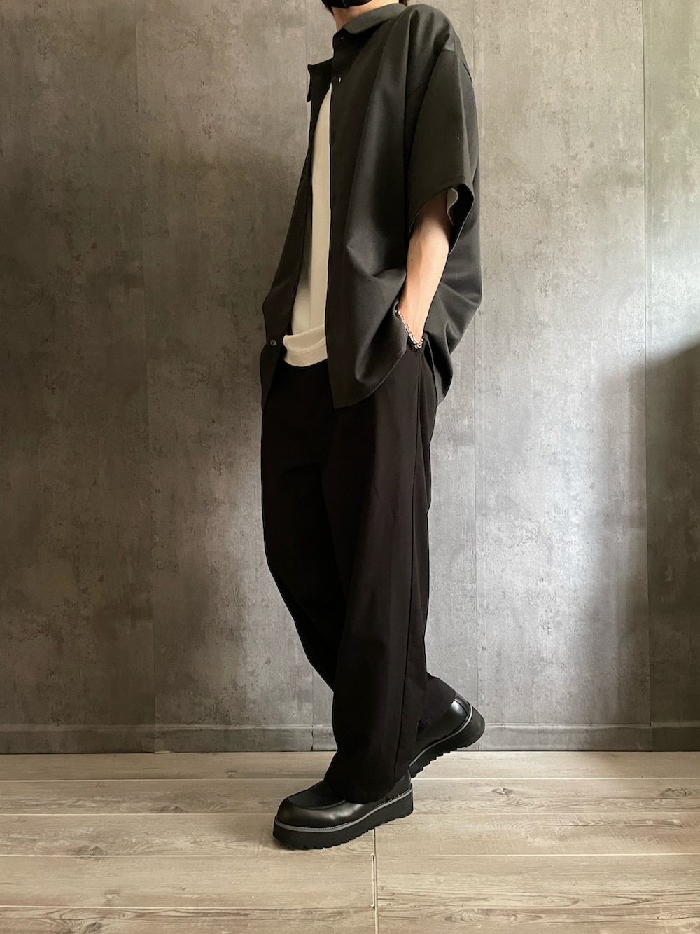 ホワイト系のTシャツ/カットソー、グレー系のシャツ/ブラウス、ブラック系のその他パンツを着用したメンズの夏コーディネートの3枚目の写真