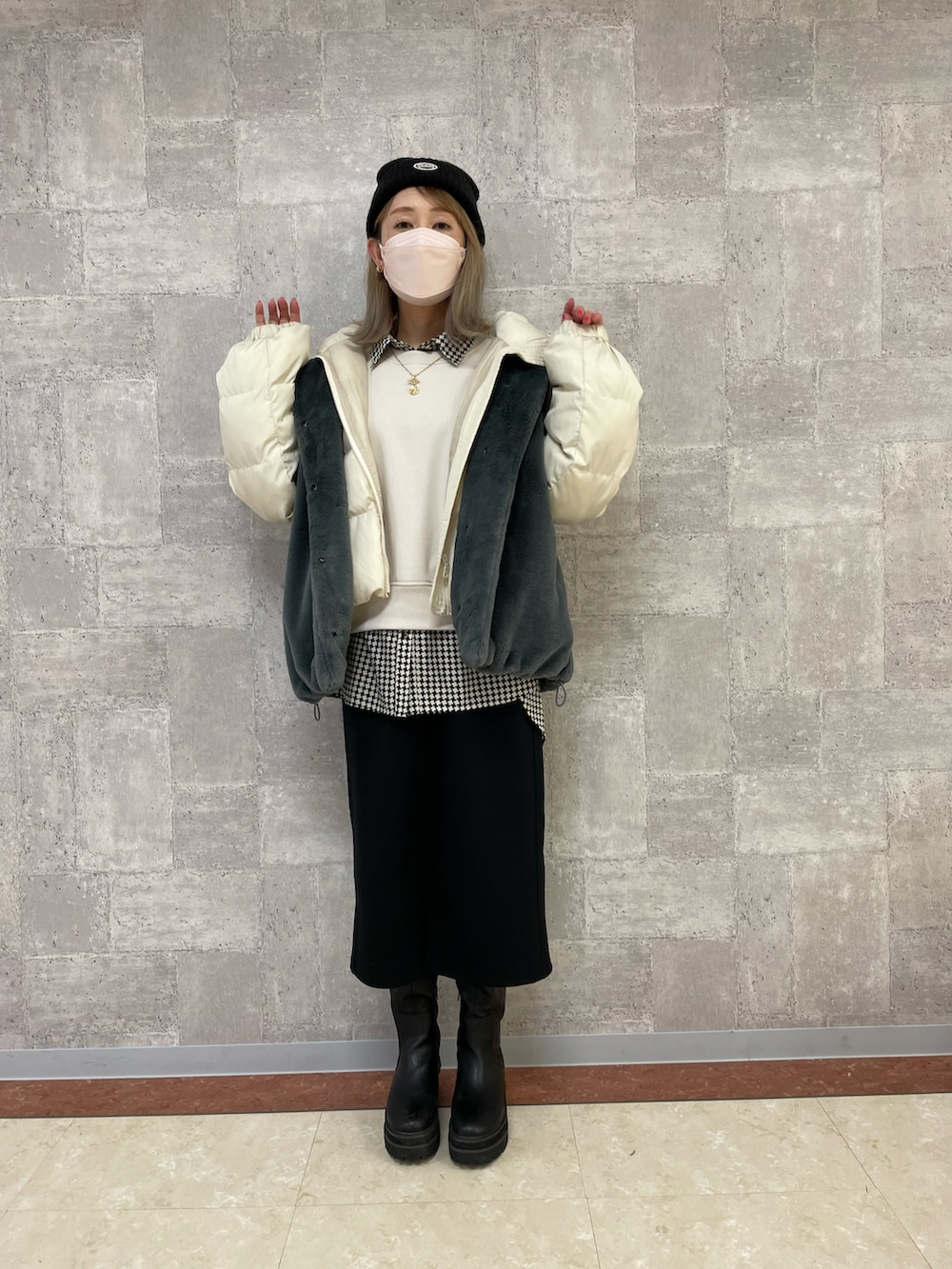 「オトナカジュアル、ダウンジャケット、大人女子、モノトーン、カジュアルコーデ、大人かわいい、ニット帽、いいね・save・フォローありがとうございます🥰、おしゃれさんと繋がりたい、ブーツ、ファーベスト、レイヤードスタイル」｜「UNIQLOのアイテム（トップス、ホワイト系）」を使った、mii♡さん（レディース・160cm）の冬コーディネートの2枚目の写真