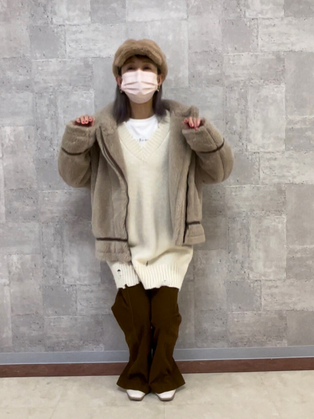 「私の推しブランド、冬コーデ、お洒落さんとつながりたい、いいね・save・フォローありがとうございます🥰、オトナカジュアル、ニット、カジュアル、ショートブーツ、ニットコーデ、今日のコーデ、ボアジャケット、ootd」｜「AZUL by moussyのBOA B-3 JACKET/ボアB-3ジャケット（その他アウター、ベージュ系）」を使った、mii♡さん（レディース・160cm）の冬コーディネートの3枚目の写真