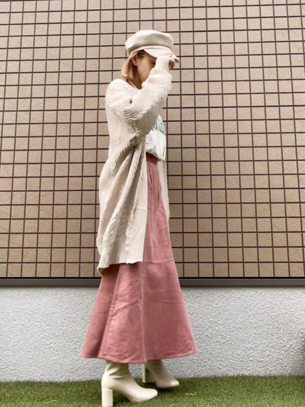 「カーディガン、ブーツ、ロンT、休日コーデ、大人女子、ティアードスカート、カジュアルガーリー、着回しコーデ、オトナカジュアル、おしゃれさんと繋がりたい、オトナ女子、いいね・save・フォローありがとうございます🥰」｜「ikkaのアイテム（キャスケット、ホワイト系）」を使った、mii♡さん（レディース・160cm）の秋コーディネートの2枚目の写真