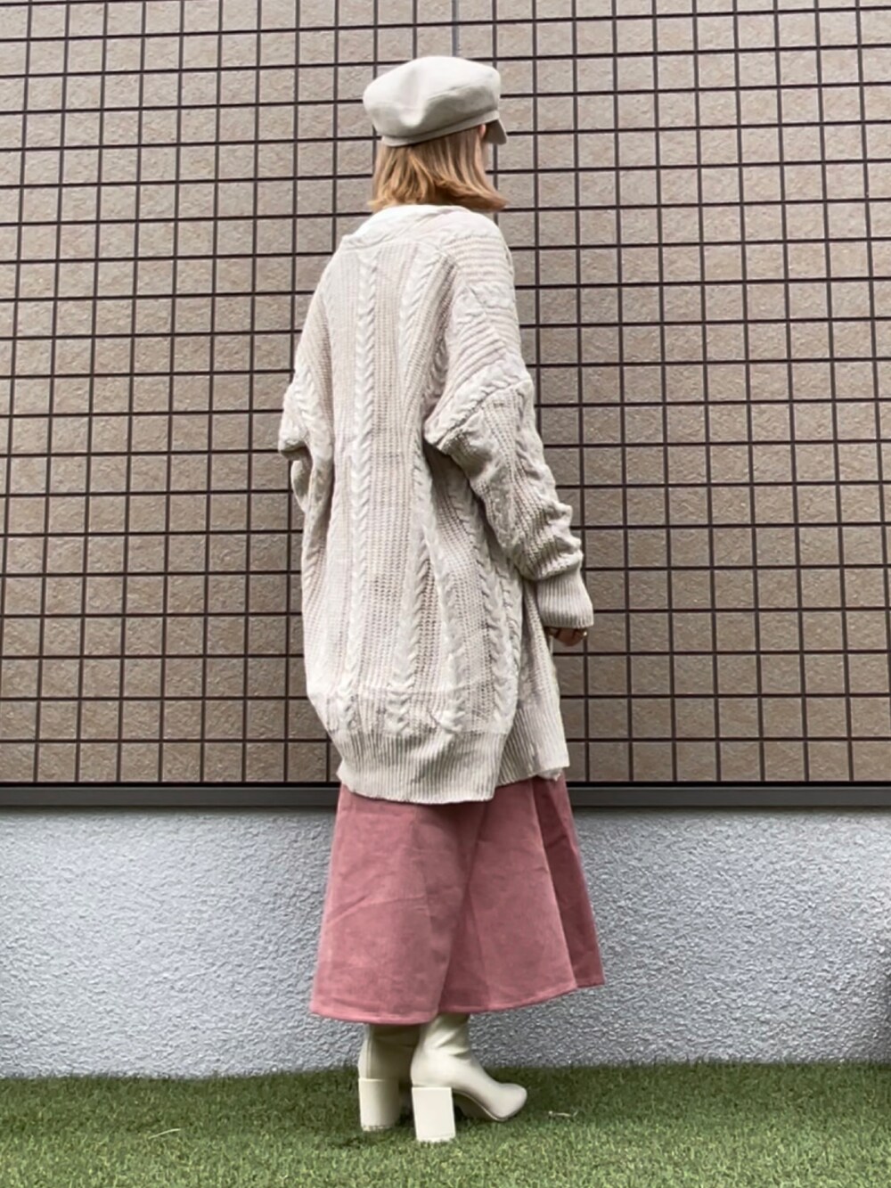 「カーディガン、ブーツ、ロンT、休日コーデ、大人女子、ティアードスカート、カジュアルガーリー、着回しコーデ、オトナカジュアル、おしゃれさんと繋がりたい、オトナ女子、いいね・save・フォローありがとうございます🥰」｜「ikkaのアイテム（キャスケット、ホワイト系）」を使った、mii♡さん（レディース・160cm）の秋コーディネートの3枚目の写真