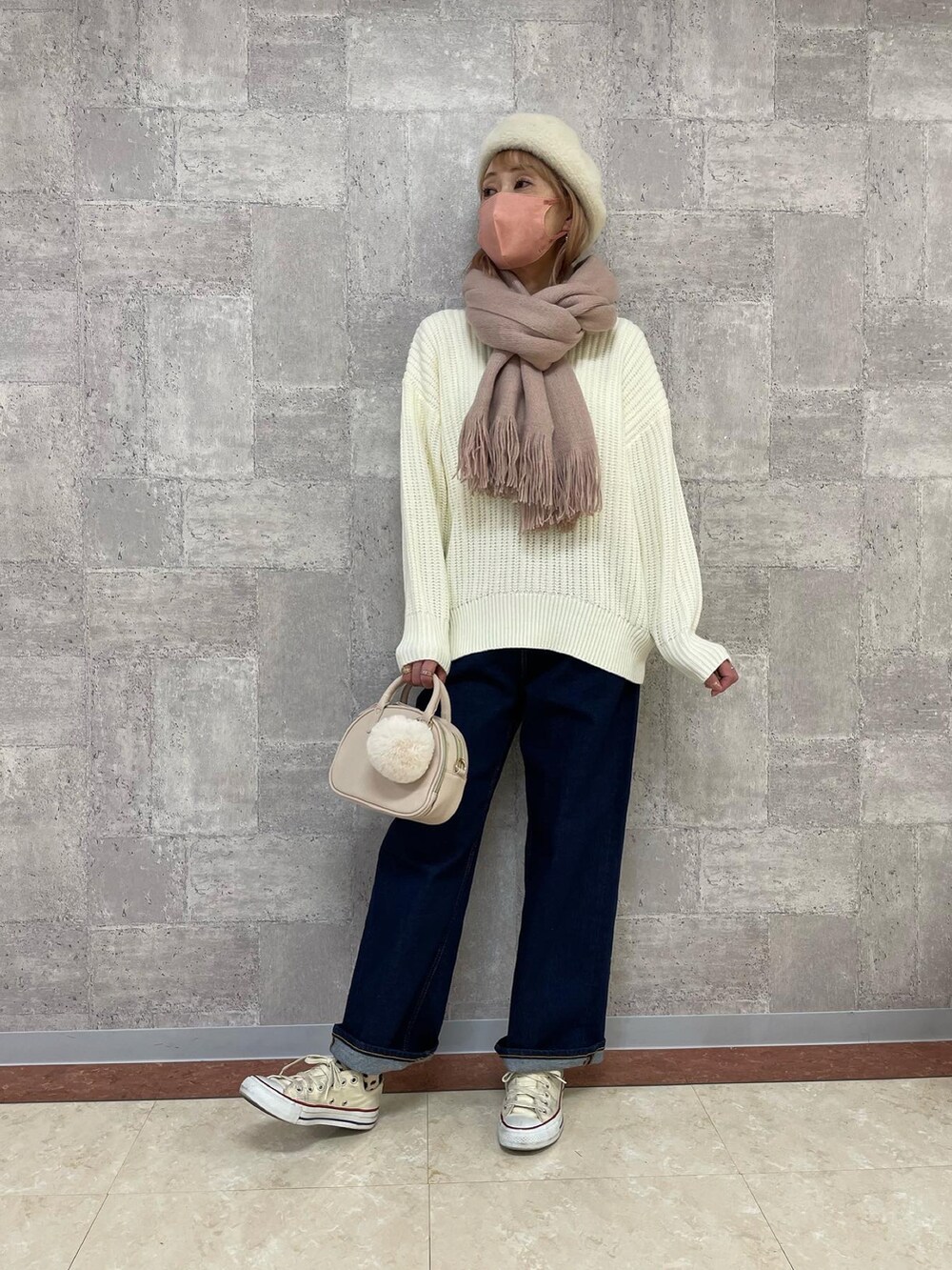 「ニット、ホワイト、ベレー帽、マフラー、冬コーデ、デニムパンツ、ざっくりニット、ミニバッグ、オトナカジュアル、おしゃれさんと繋がりたい、いいね・save・フォローありがとうございます🥰」｜「ikkaのフワフワベレー（ハンチング/ベレー帽、ホワイト系）」を使った、mii♡さん（レディース・160cm）の冬コーディネートの2枚目の写真