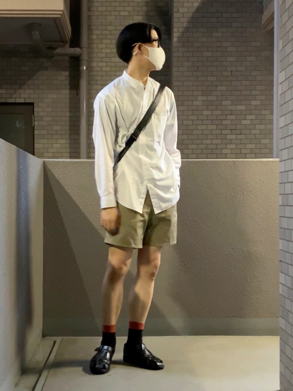 グレー系のベスト、ブラック系のサンダル、ベージュ系のその他パンツを着用したメンズの夏コーディネートの2枚目の写真