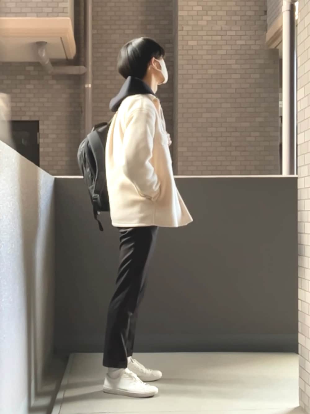 ホワイト系のシャツ/ブラウス、ブラック系のバックパック/リュック、ベージュ系のパーカーを着用したメンズの冬コーディネートの3枚目の写真