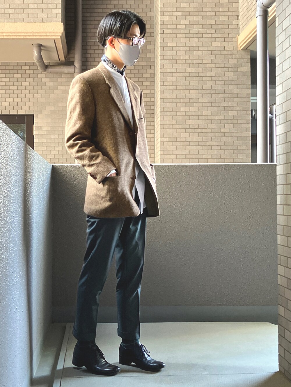 グリーン系のスラックス、ブラウン系のテーラードジャケット、ホワイト系のシャツ/ブラウスを着用したメンズの春コーディネートの3枚目の写真