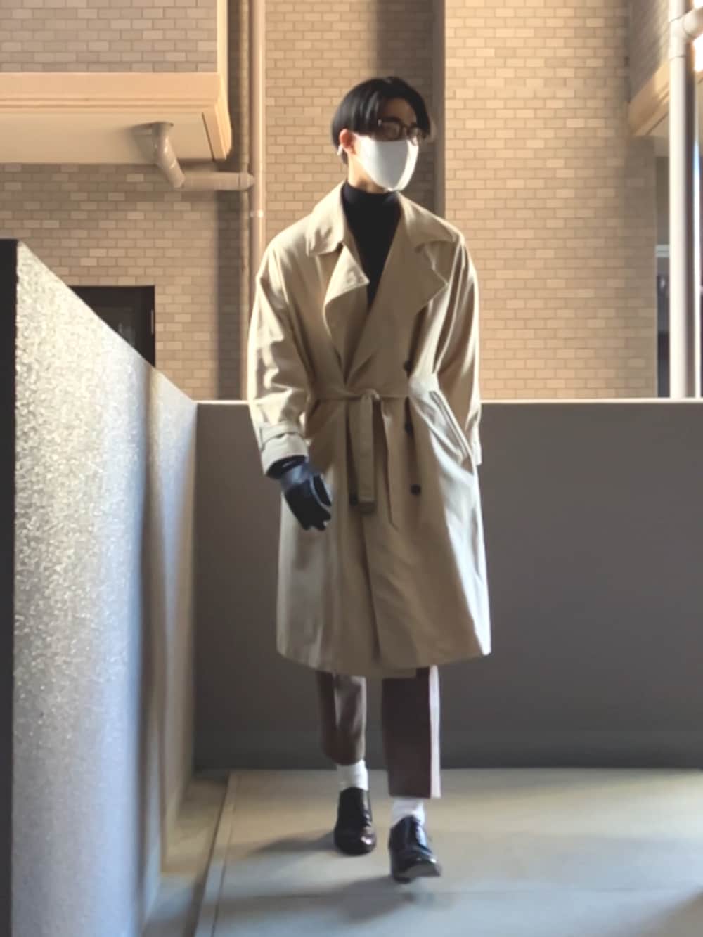 「大人コーデ、メンズファッション、冬コーデ、ロングコート、トレンチコート、グローブ、レザー、クラシック」｜「PADRONEの【PADRONE】外羽根プレーントゥシューズ/PK8686-2003-17C（ドレスシューズ、ブラック系）」を使った、Taku さん（メンズ・183cm）の冬コーディネートの2枚目の写真