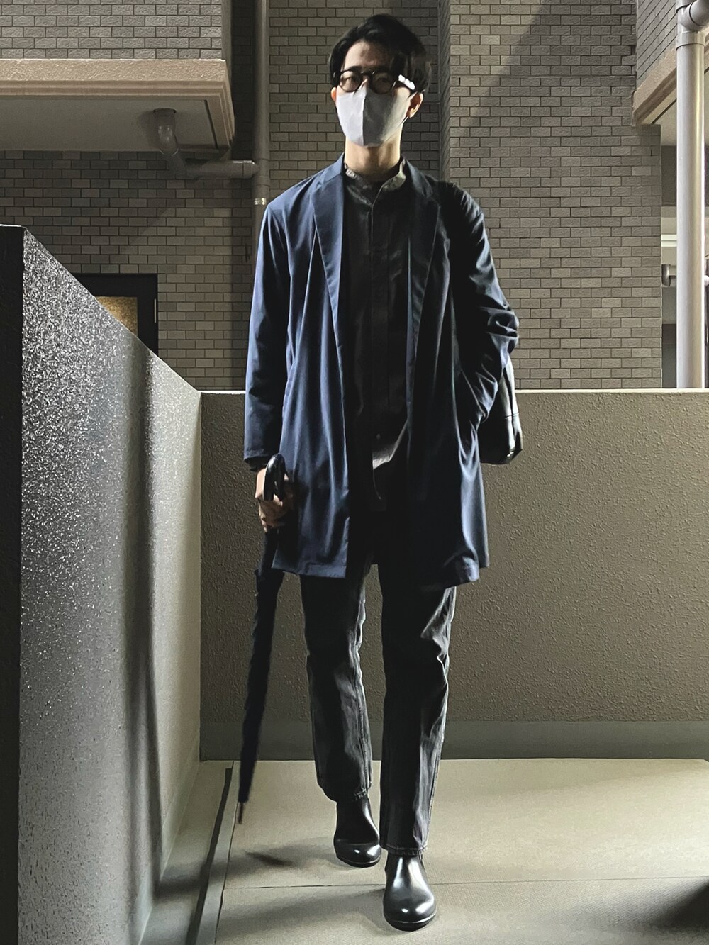 ブルー系のカーディガン/ボレロ、グレー系のシャツ/ブラウス、ブラック系のデニムパンツを着用したメンズの秋コーディネートの2枚目の写真