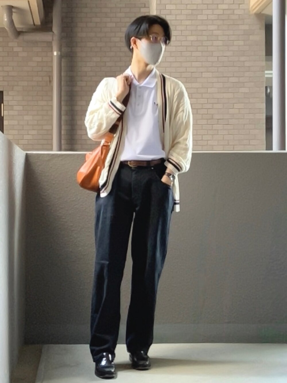 「夏、初夏コーデ、ゆるコーデ、ポロシャツ、デニム、Levi's、ローファー、革靴、シンプルコーデ、カーディガン」｜「Maison KitsuneのPOLO TRICOLOR FOX PATCH（ポロシャツ、ホワイト系）」を使った、Taku さん（メンズ・183cm）の春コーディネートの2枚目の写真