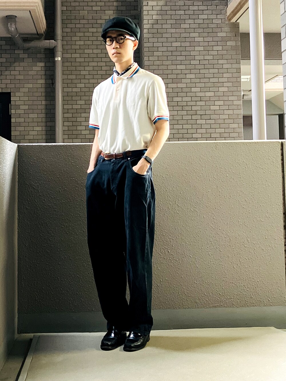 ホワイト系のカーディガン/ボレロ、ブラック系のデニムパンツ、ブラック系のローファーを着用したメンズの夏コーディネートの2枚目の写真
