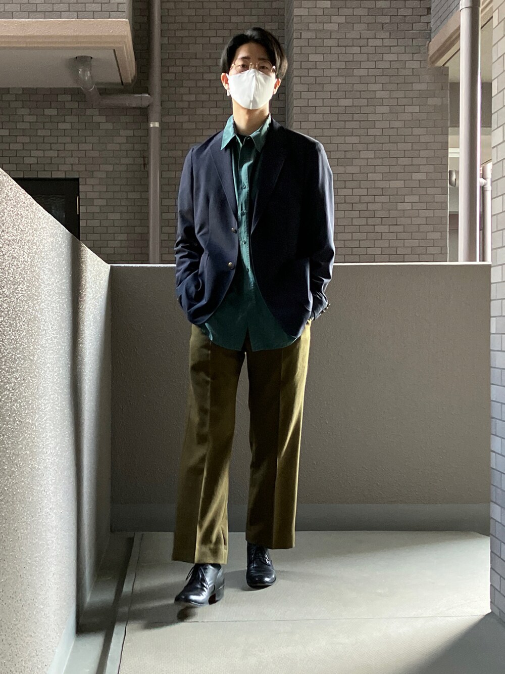 ブルー系のテーラードジャケット、グリーン系のシャツ/ブラウス、グリーン系のその他パンツを着用したメンズの春コーディネートの2枚目の写真