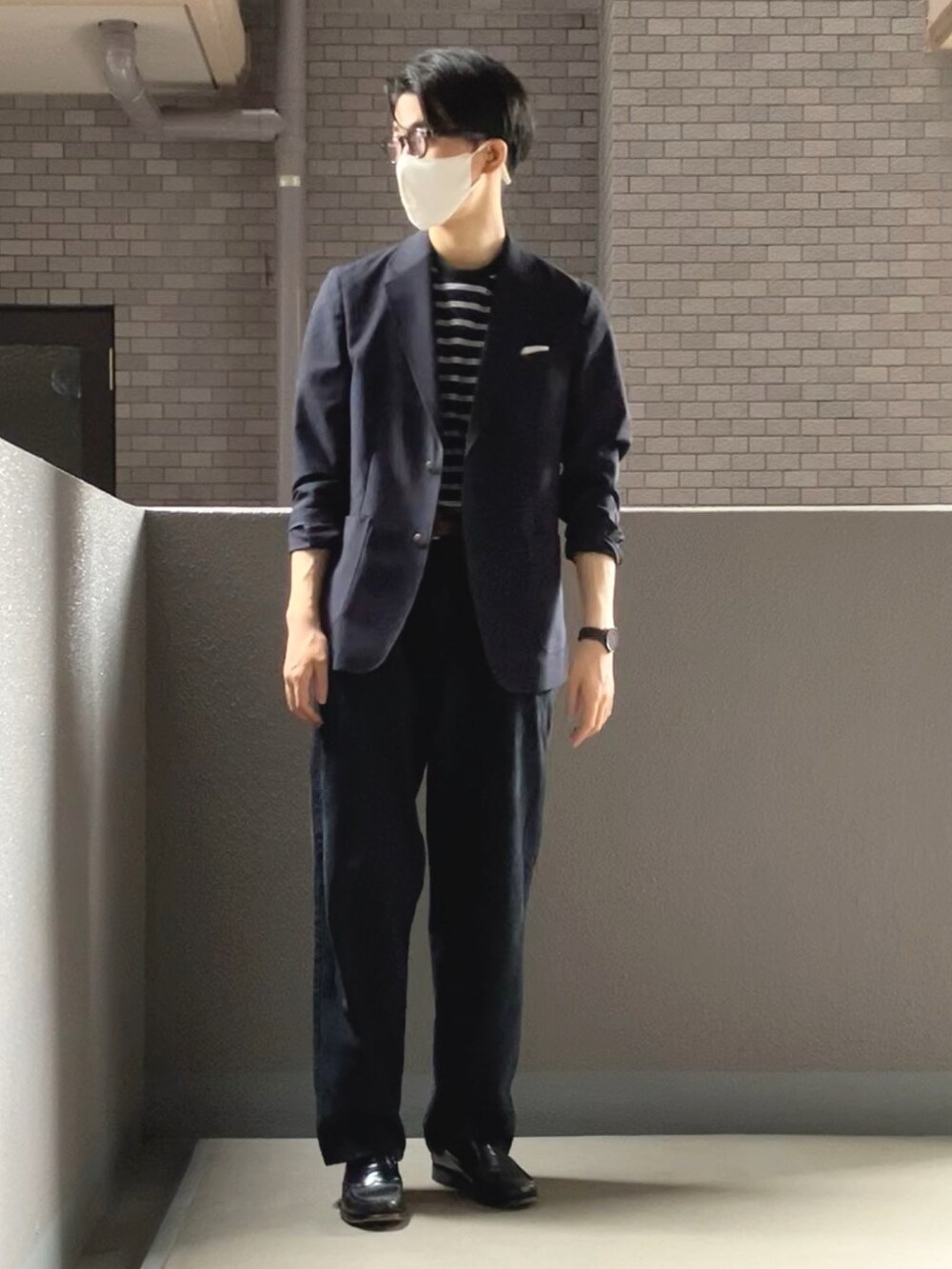 ブルー系のテーラードジャケット、ブラック系のTシャツ/カットソー、ブラック系のデニムパンツを着用したメンズの夏コーディネートの2枚目の写真