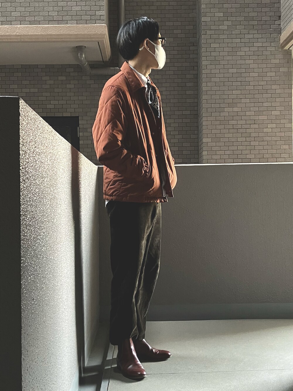 ホワイト系のシャツ/ブラウス、オレンジ系のその他アウター、ブラウン系のその他パンツを着用したメンズの秋コーディネートの2枚目の写真