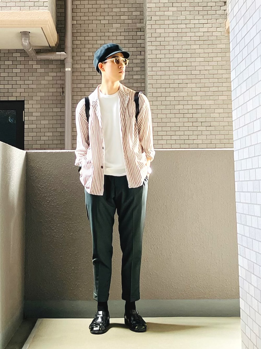 その他のシャツ/ブラウス、ホワイト系のTシャツ/カットソー、グリーン系のスラックスを着用したメンズの夏コーディネートの2枚目の写真