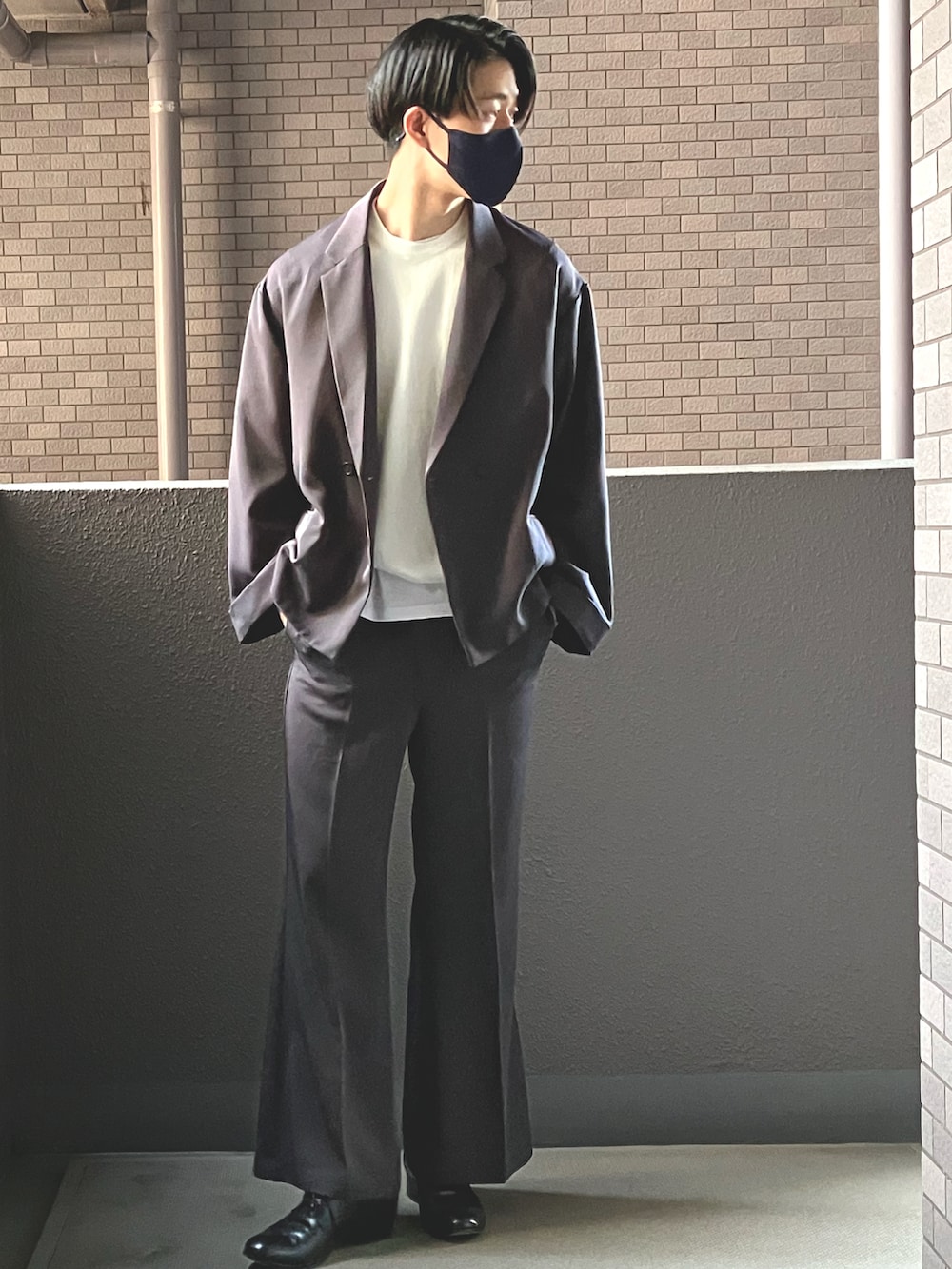 ブラック系のドレスシューズ、グレー系のスラックス、グレー系のテーラードジャケットを着用したメンズの春コーディネートの2枚目の写真