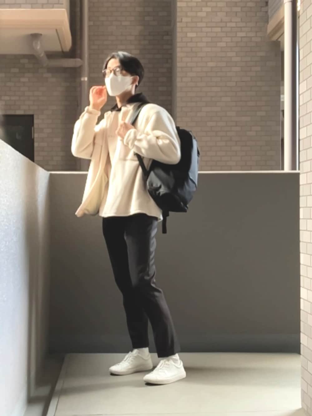 ホワイト系のシャツ/ブラウス、ブラック系のバックパック/リュック、ベージュ系のパーカーを着用したメンズの冬コーディネートの2枚目の写真