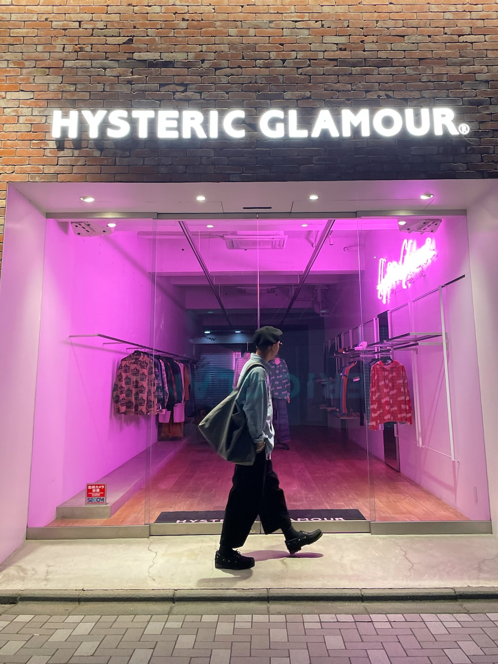 ブラック系のモカシン/デッキシューズ、ブラック系のその他パンツ、ブルー系のシャツ/ブラウスを着用したメンズの秋コーディネートの2枚目の写真