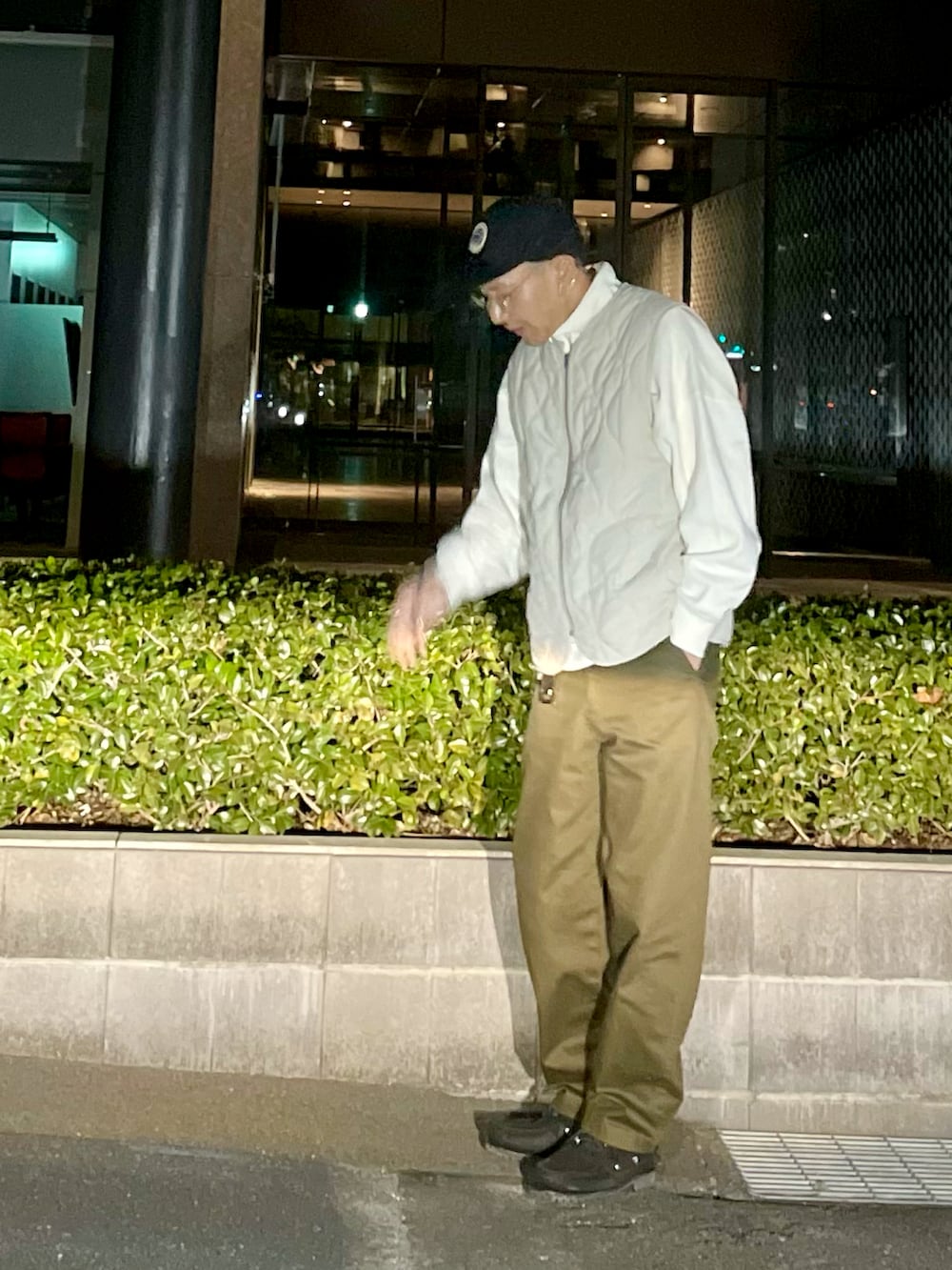 「大人カジュアル、秋服、シンプルコーデ、おしゃれさんと繋がりたい、今日のコーデ、ootd、ティンバーランド、ハーフジップスウェット、ダウンベスト、GUコーデ、GU、UNIQLO、UNIQLO U、UNIQLOコーデ、モンベル」｜「TimberlandのTimberland 3EYE LUG HAN-SEWN BOAT SHOE ティンバーランド スリーアイ ラグ ハンドソーン ボート シューズ（モカシン/デッキシューズ、ブラック系）」を使った、conbukunさん（メンズ・173cm）の秋コーディネートの3枚目の写真