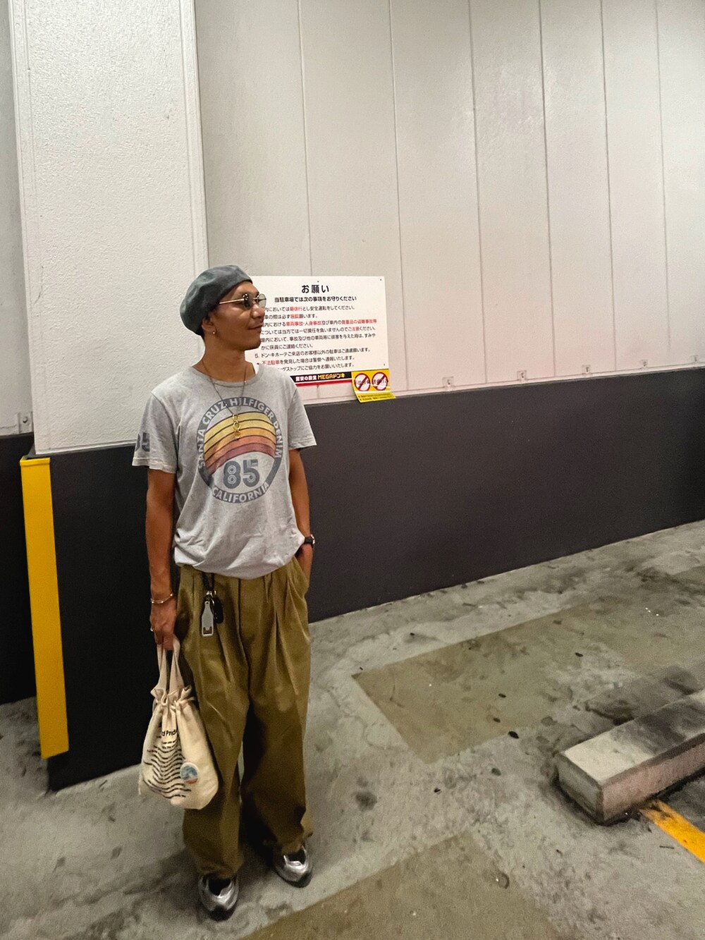 グレー系のTシャツ/カットソー、ベージュ系のチノパンツ、シルバー系のスニーカーを着用したメンズの夏コーディネートの2枚目の写真