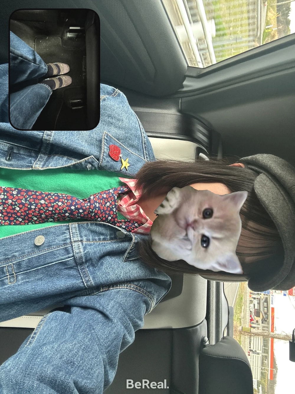 ブルー系のデニムパンツ、レッド系のシャツ/ブラウス、ブルー系のデニムジャケットを着用したレディースの春コーディネートの2枚目の写真