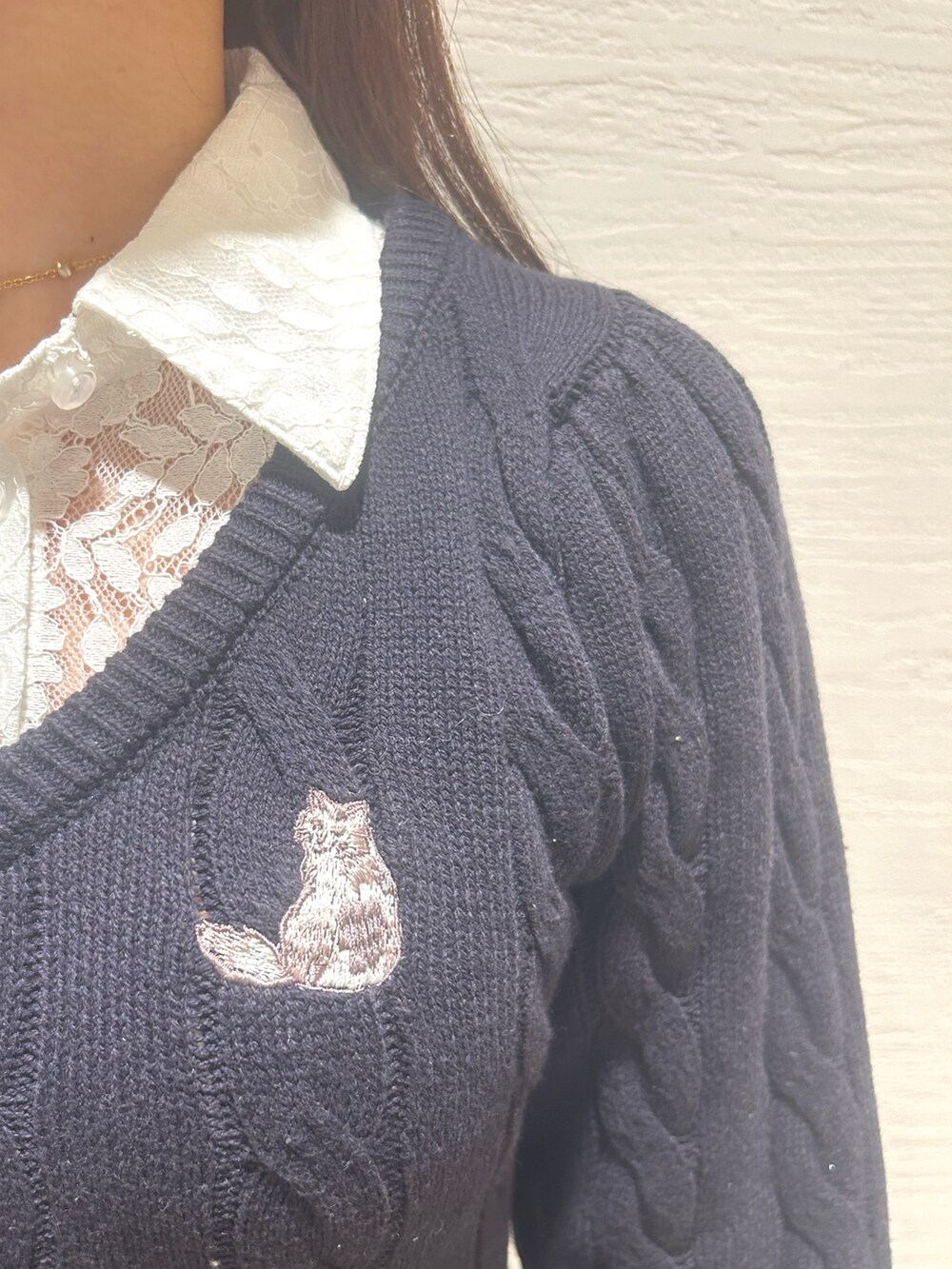 ブルー系のワンピース、ブラック系のブーツを着用したレディースの冬コーディネートの5枚目の写真