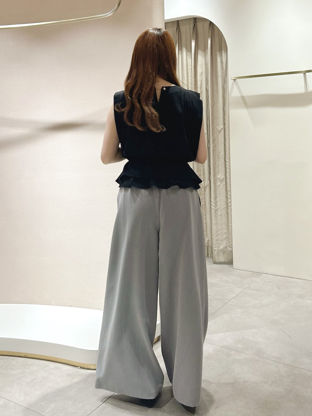 グレー系のその他パンツ、ブラック系のTシャツ/カットソー、ブラック系のパンプスを着用したレディースの春コーディネートの4枚目の写真