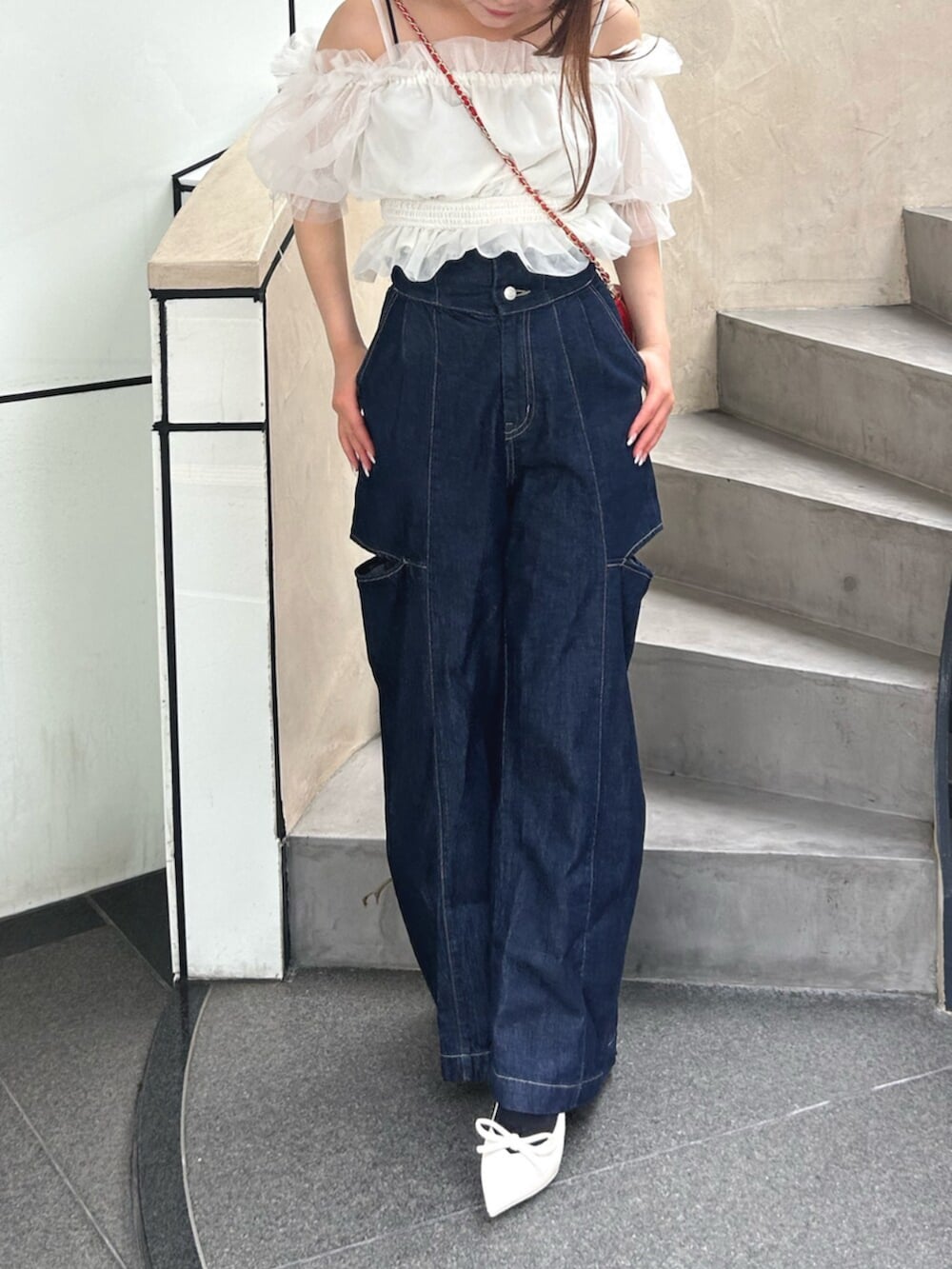 ホワイト系のシャツ/ブラウス、ブルー系のデニムパンツ、ホワイト系のパンプスを着用したレディースの春コーディネートの4枚目の写真