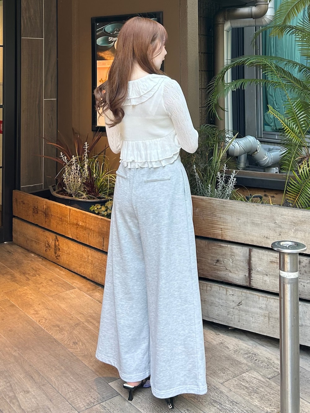 グレー系のその他パンツ、ホワイト系のカーディガン/ボレロを着用したレディースの春コーディネートの4枚目の写真