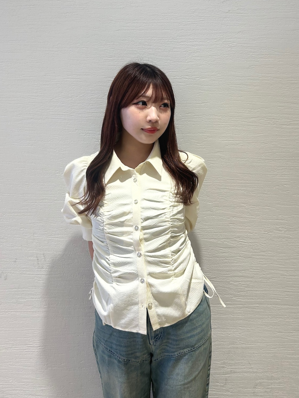 イエロー系のシャツ/ブラウス、ブルー系のデニムパンツ、ホワイト系のパンプスを着用したレディースの夏コーディネートの3枚目の写真