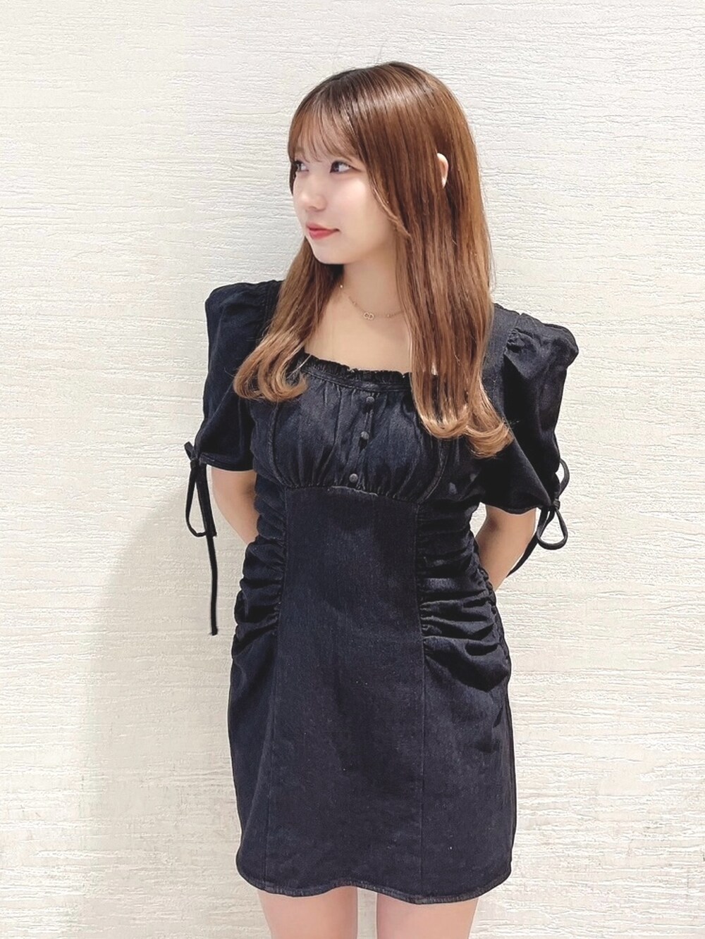 ブラック系のワンピース、ブラック系のパンプスを着用したレディースの夏コーディネートの6枚目の写真