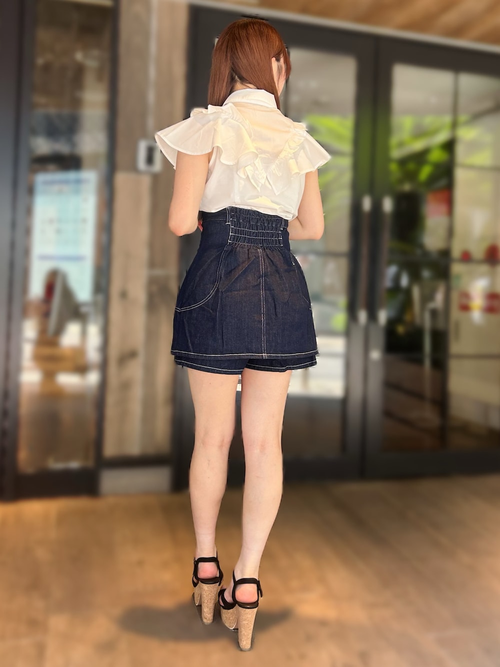 ブルー系のデニムパンツ、ホワイト系のシャツ/ブラウス、ブラック系のサンダルを着用したレディースの夏コーディネートの4枚目の写真